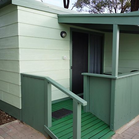 Lake Albert Caravan Park Hotell Meningie Rum bild