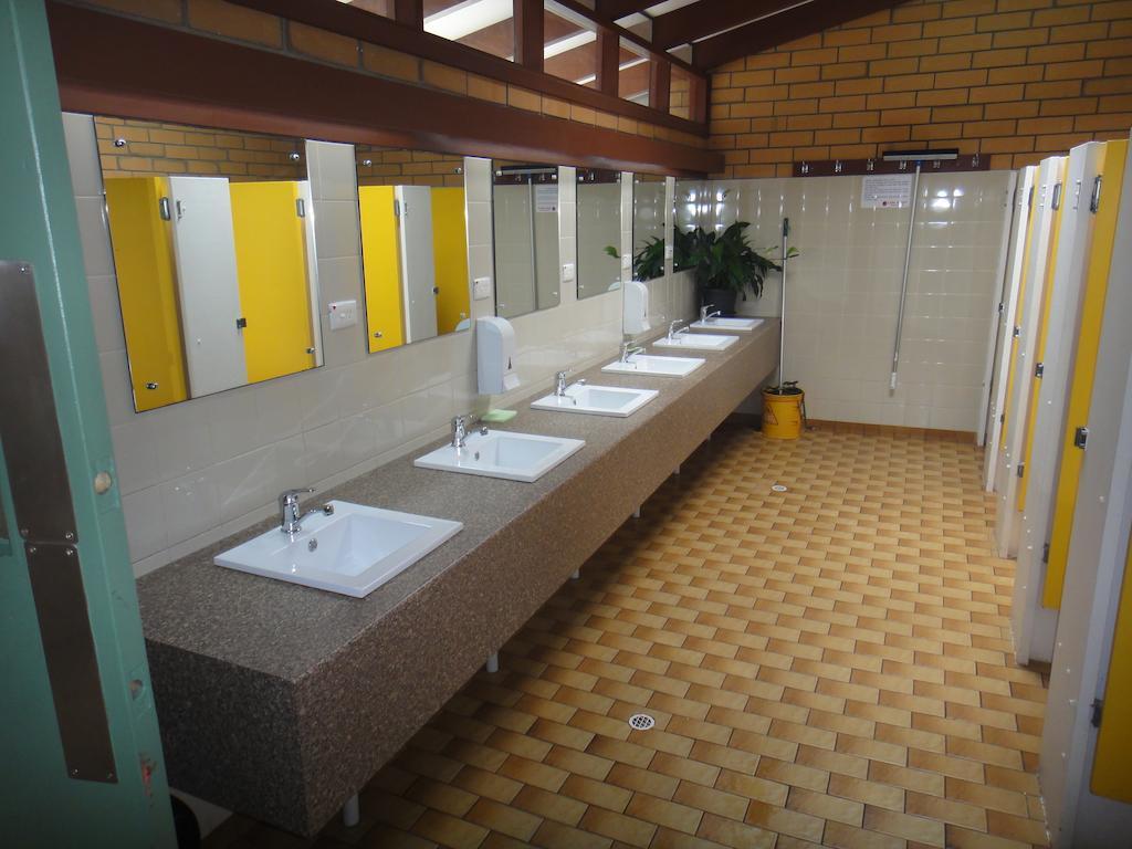 Lake Albert Caravan Park Hotell Meningie Rum bild