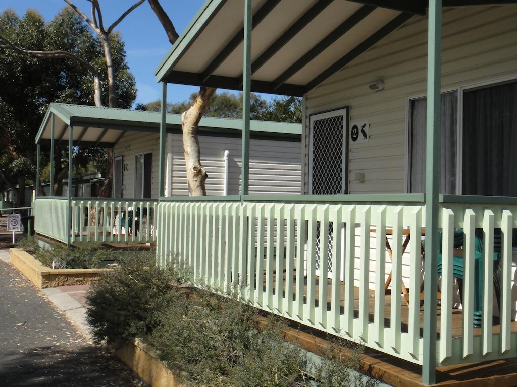 Lake Albert Caravan Park Hotell Meningie Rum bild
